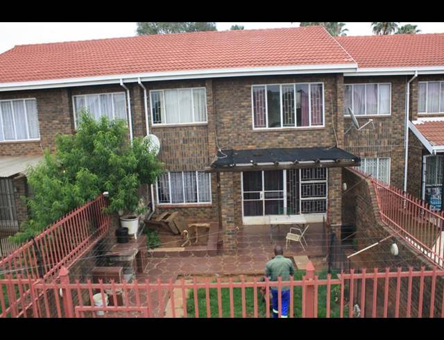 3 BEDROOM TOWNHOUSE FOR SALE IN CLAYVILLE EAST